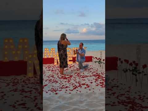 Read more about the article She couldn’t believe it when she saw this magical proposal a beach in Cancun.