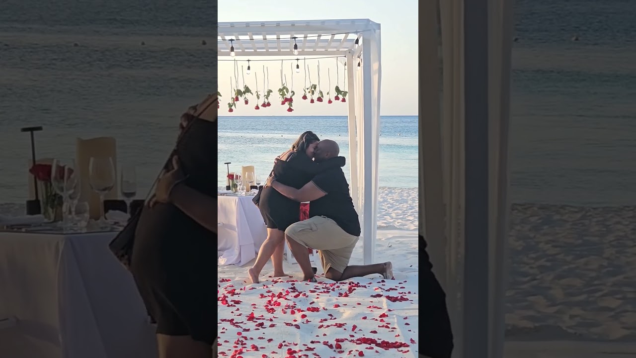 Read more about the article He planned a surprise dinner on the beach then popped the question! #cancunproposal