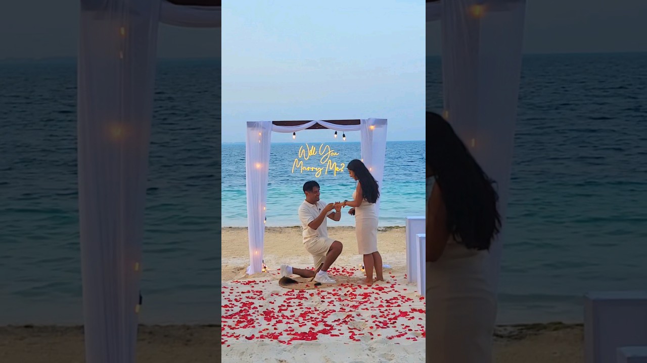 Read more about the article The waves danced in happiness for this couple #cancunproposal #proposalplanner #love #beach #engaged