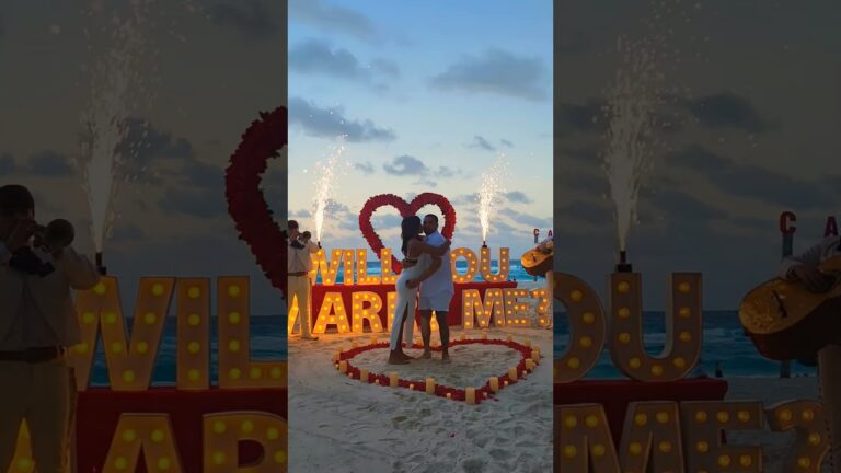 Read more about the article Two hearts of red roses and the Cancún beach, what could be more perfect!🥀❤️ #shesaidyes #mariachis