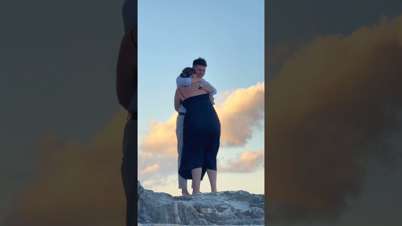 Read more about the article Pure romance, pure magic! #cancunproposal #cancun #engaged #shesaidyes #sunset#beach#romantic
