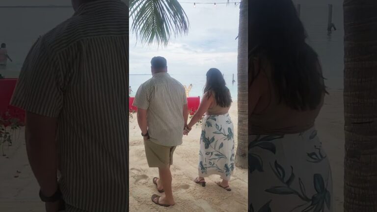 Read more about the article Two kids, one beautiful life, and a beach full of family. Today he ask her to marry him #cancun
